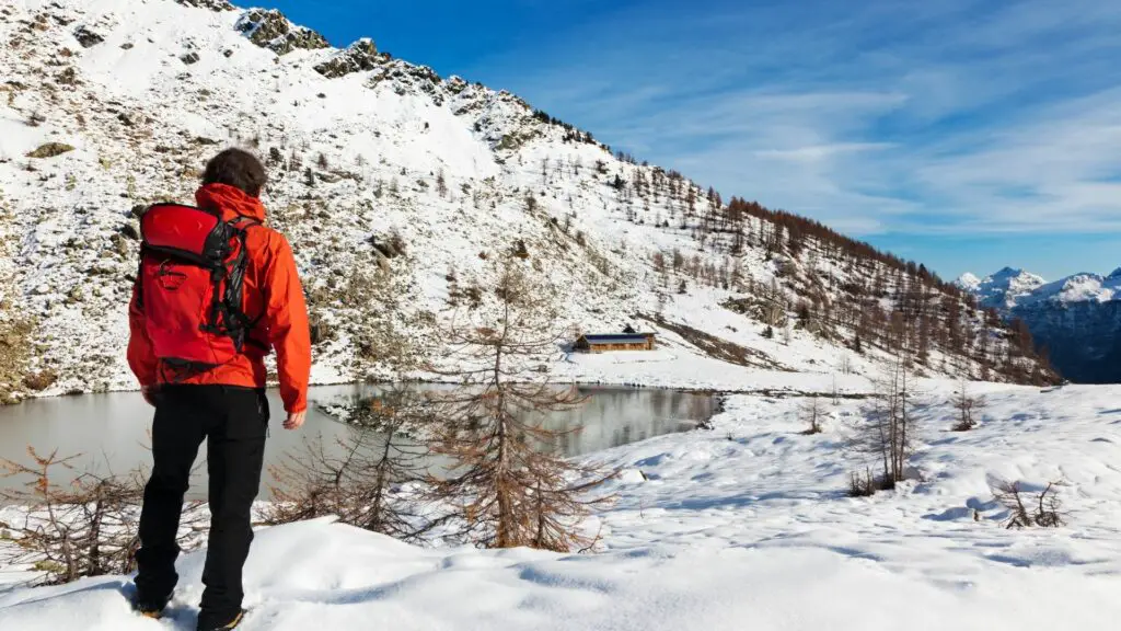 Warm insulating layer for hiking clothes